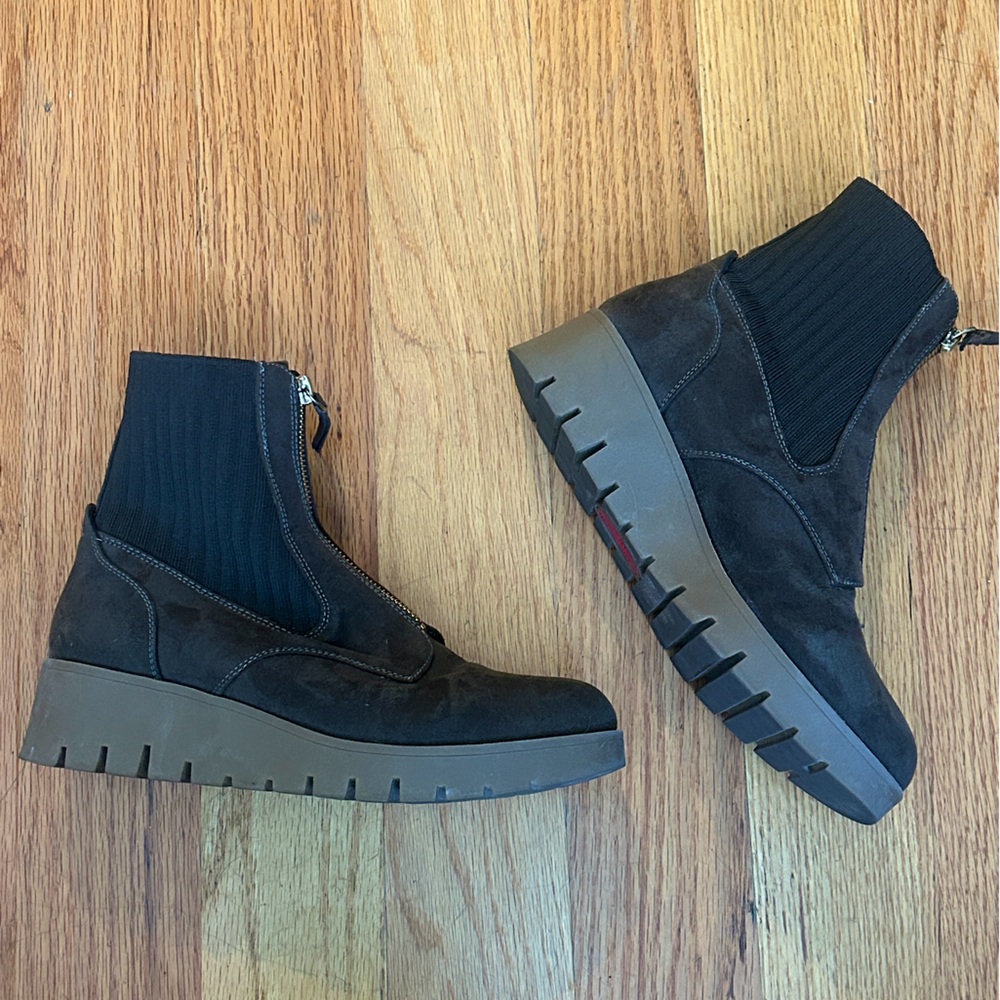 ANNE KLEIN iflex Zipper Booties in Olive green. Size approx 7-7.5